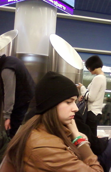 Шереметьево. Молодая девушка... что ждёт её в жизненном пути... Шереметьево. Молодая девушка... что ждёт её в жизненном пути...