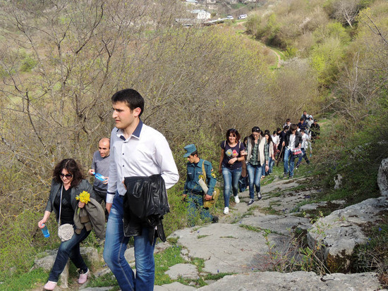 Село Мадаташен осталось позади, идём по тропинке в ущелье. Село Мадаташен осталось позади, идём по тропинке в ущелье.