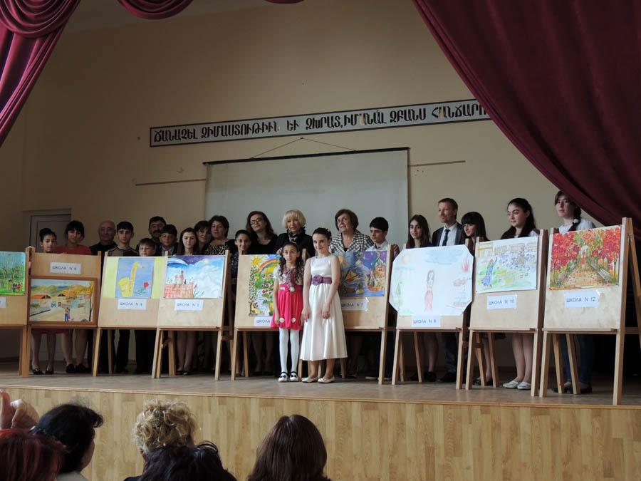 Фото на память. Дети все свои рисунки подарили Вере Таривердиевой. Фото на память. Дети все свои рисунки подарили Вере Таривердиевой.