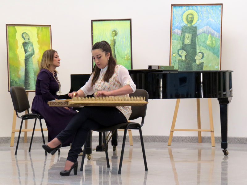 На сцене музыканты оркестра "Карабах". На сцене музыканты оркестра "Карабах".