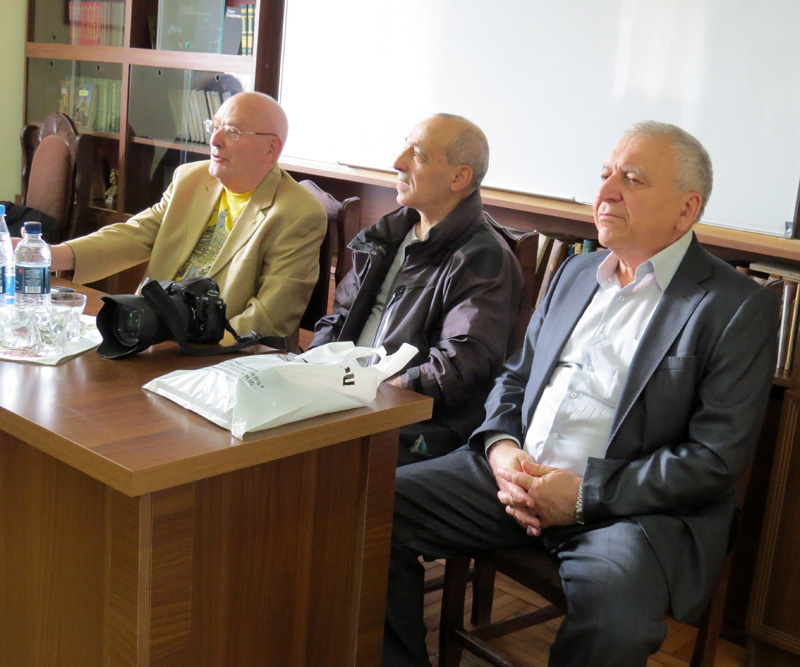 Ким Наумович, Акоп Берберян и Сурен Саркисян на кафедре русского языка и литературы АрГУ. Ким Наумович, Акоп Берберян и Сурен Саркисян на кафедре русского языка и литературы АрГУ.