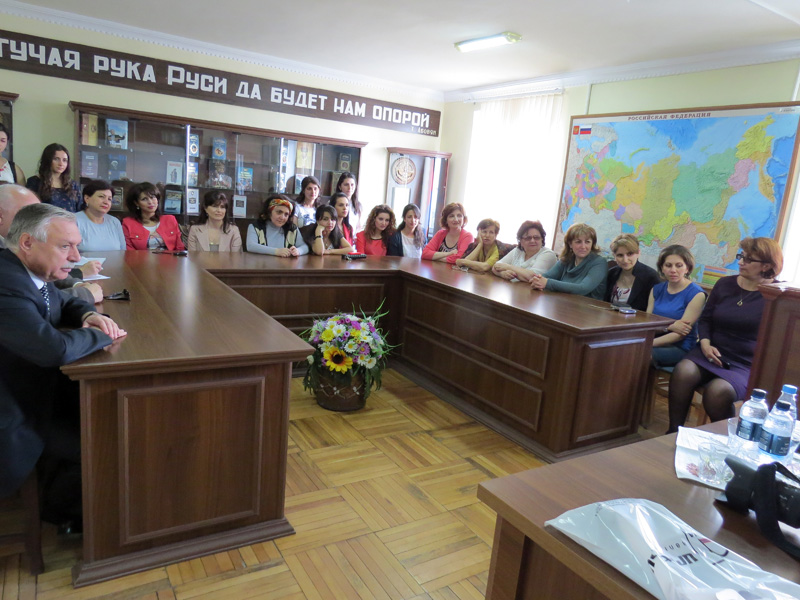 Преподаватели кафедры русского языка и литературы АрГУ и студенты на встрече с Кимом Бакши. Преподаватели кафедры русского языка и литературы АрГУ и студенты на встрече с Кимом Бакши.