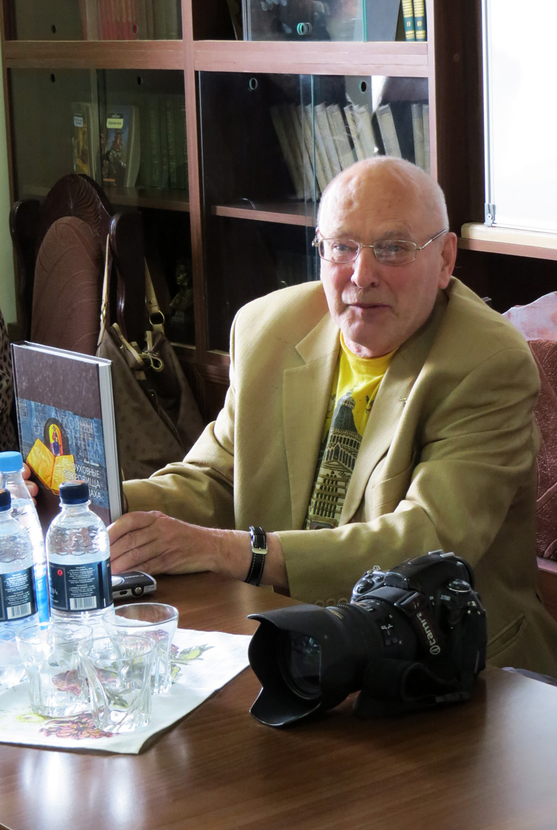 Ким Наумович с недавно вышедшей книгой «Духовные сокровища Арцаха». Ким Наумович с недавно вышедшей книгой «Духовные сокровища Арцаха».