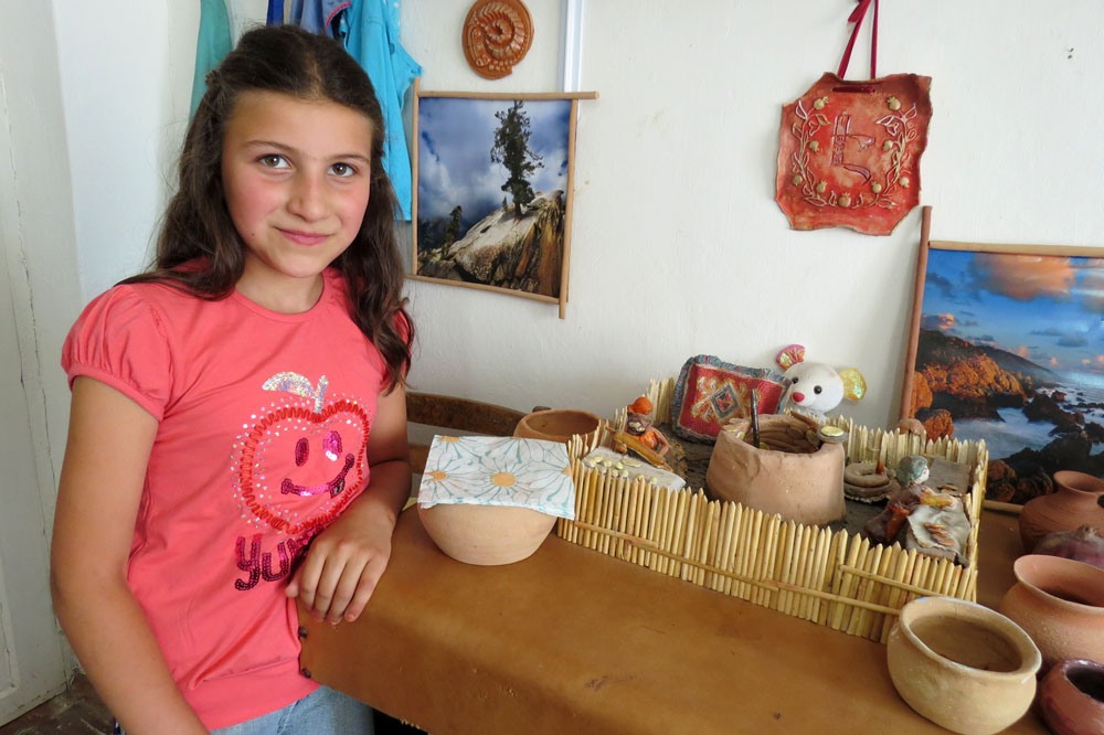 Мариам 10 лет, три года назад она сделала эту работу - деревенский двор. женщины пекут хлеб в тонире. Мариам 10 лет, три года назад она сделала эту работу - деревенский двор. женщины пекут хлеб в тонире.