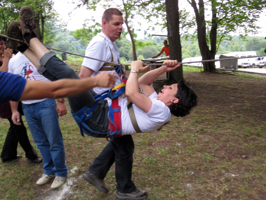 Команда Эндри Викинг из Дании проходит препятствие  Навесная переправа.