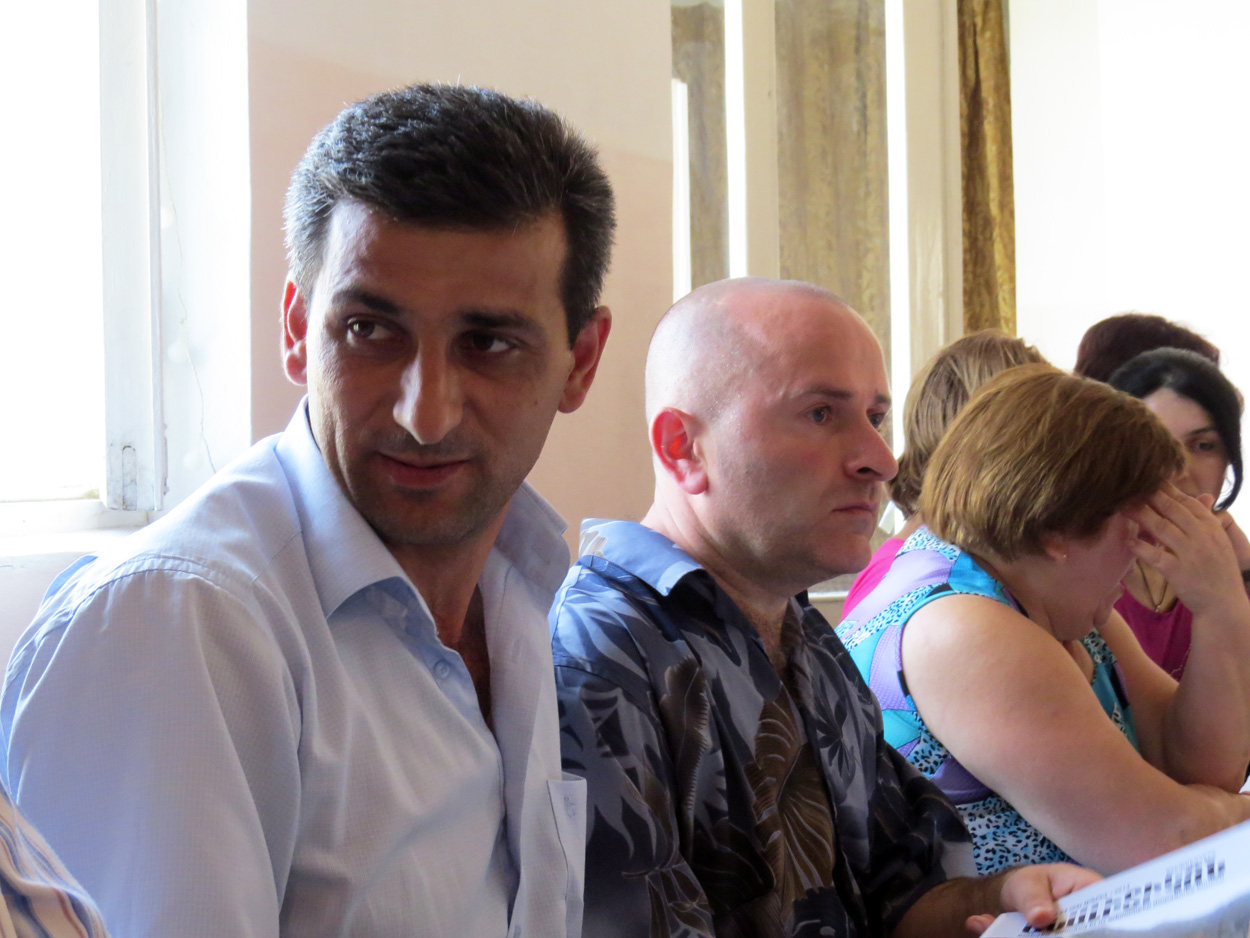 Слева на право: Эрик Апресян, военрук школы и Виген Габриелян, директор музея.