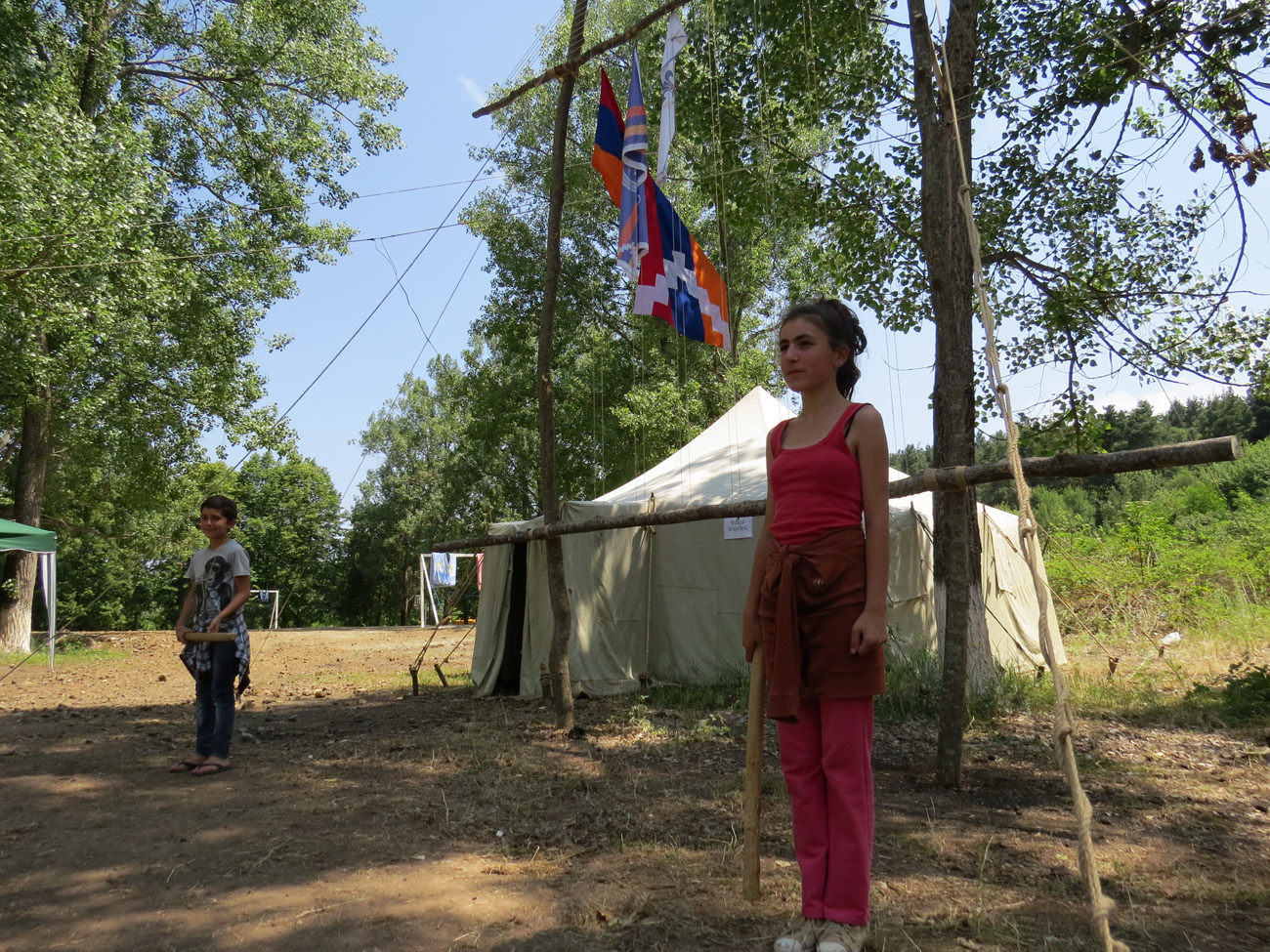 Дети стоят в карауле у знамён Дети стоят в карауле у знамён