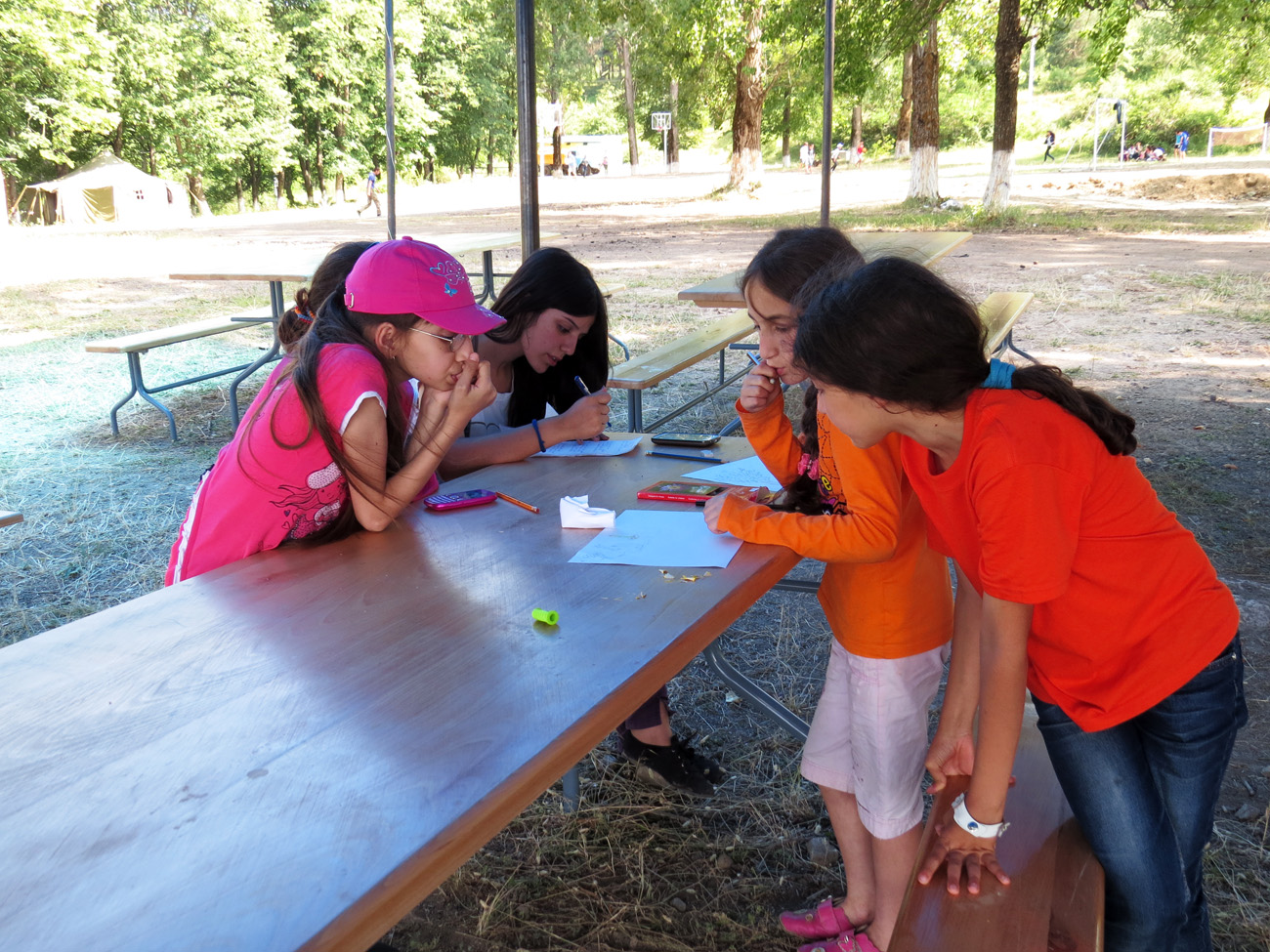 Шушан помогает детям рисовать, возится с ними. Шушан помогает детям рисовать, возится с ними.