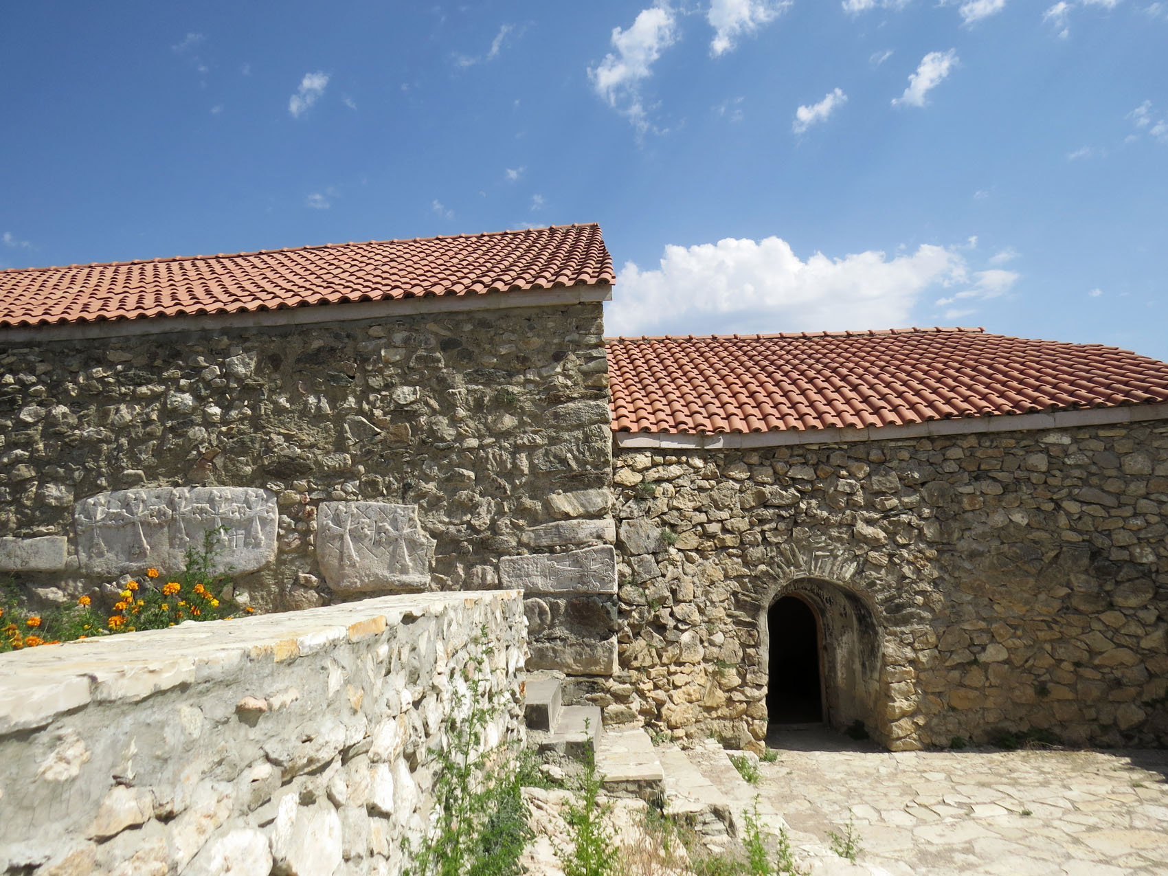 Вход в монастырь &laquo;Пустынь Кусаноц&raquo;.