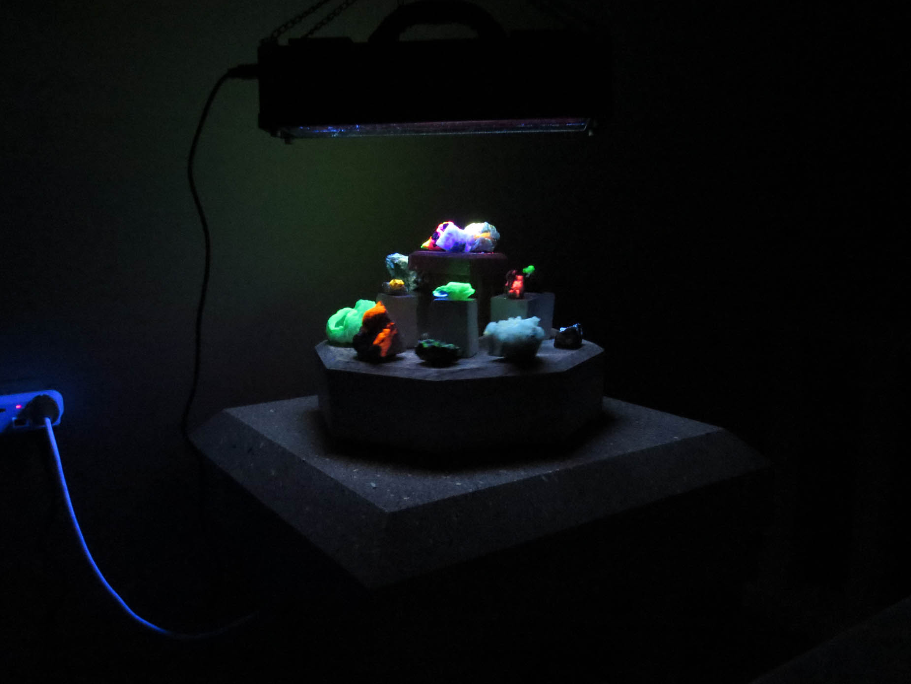 Прибор диагностики для определения минералов, в особенности для обнаружения месторождения нефти. После включения.