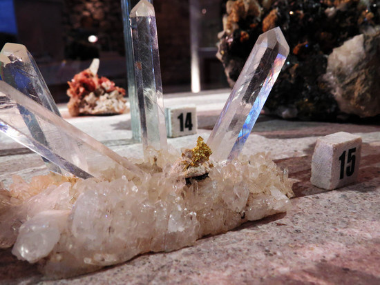 В середине самородок золота, а вокруг пьезокварц. Найден на Урале. В середине самородок золота, а вокруг пьезокварц. Найден на Урале.