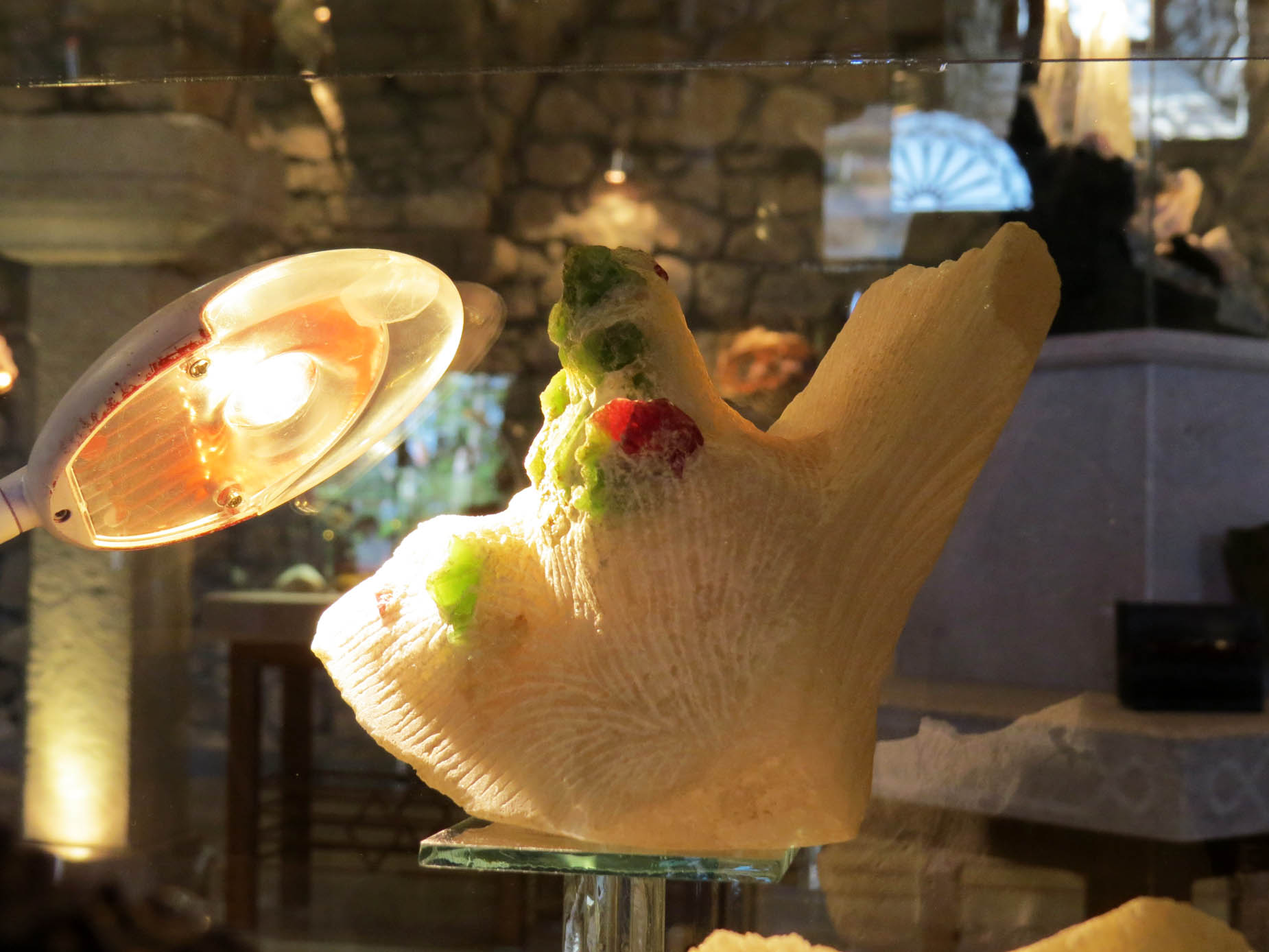 Драгоценный камень шпинет. Драгоценный камень второй категории. Уступает бриллианту, алмазу, рубину и изумруду.