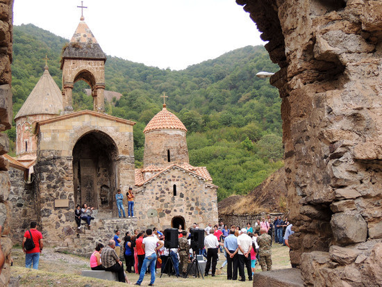 Люди начинаются собираться во дворе монастыря. Люди начинаются собираться во дворе монастыря.