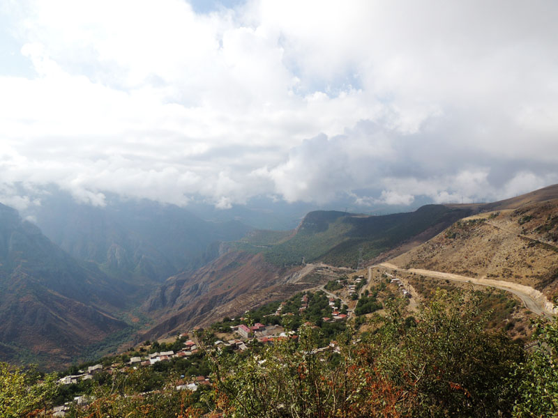 Фото снято  с канатной дороги. Внизу село Алидзор.