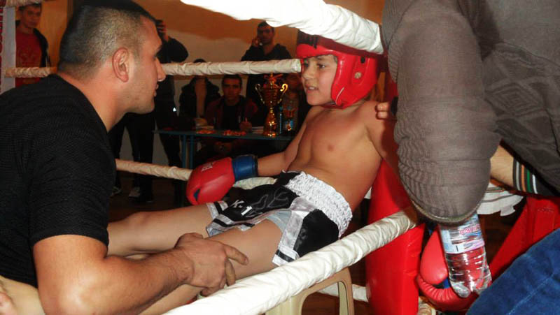 Выслушивает наставление тренера Гарегина Агабаляна, после первого раунда, Тигран Григорян (8 лет) - 2 место. Фото предоставил Даниел Мкртчян. Выслушивает наставление тренера Гарегина Агабаляна, после первого раунда, Тигран Григорян (8 лет) - 2 место. Фото предоставил Даниел Мкртчян.