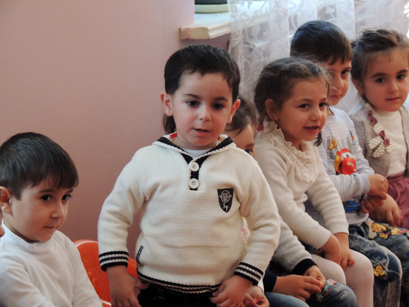 Малыш Гарик  читает отрывок из стихотворения.