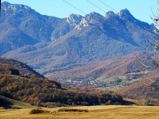 Еще, когда мы ехали по трассе, издали заметили с.Гарнакар, уютно примостившись на склоне горы, в ущелье. Еще, когда мы ехали по трассе, издали заметили с.Гарнакар, уютно примостившись на склоне горы, в ущелье.