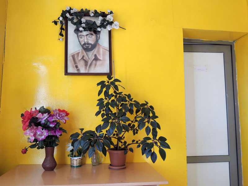 Фотография Артура Мартиросяна, именем которого названа школа.