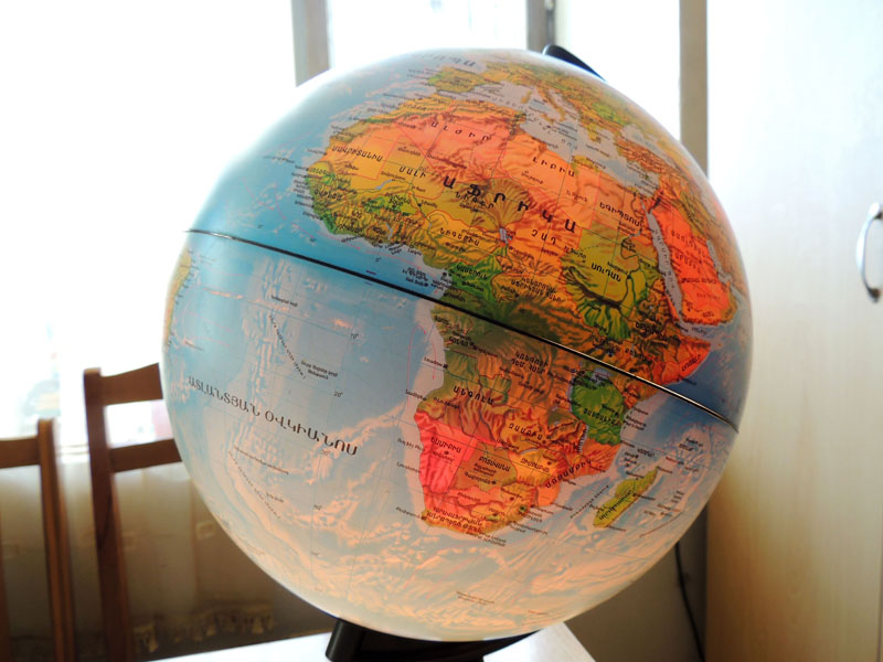 Школьный глобус. Не помню, когда в последний раз видел...