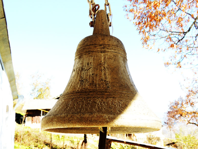 Школьный звонок - колокол с 1938 года.