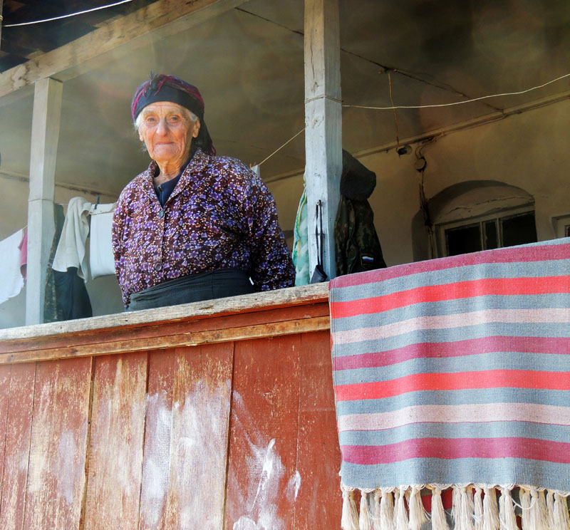 Когда мы уходили, бабушка Еруша нас провожала с балкона..