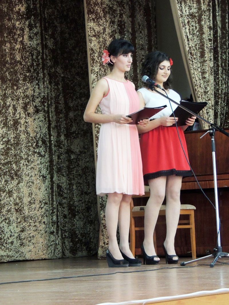 Ведущие Араксия Гаспарян и Марина Арутюнян, студентки 3 курса филологического факультета АрГУ.