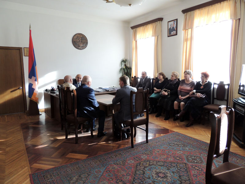 В кабинете у министра просвещения НКР Славы Асрян. В кабинете у министра просвещения НКР Славы Асрян.