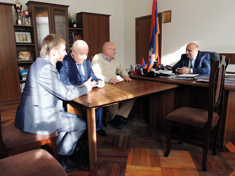 Слева на право: Виктор Коноплёв, Рубен Осипов и Ким Бакши. Слева на право: Виктор Коноплёв, Рубен Осипов и Ким Бакши.