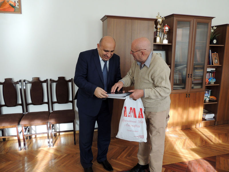 Министр просвещения НКР Слава Асрян и российский писатель, кинематографист Ким Бакши. Министр просвещения НКР Слава Асрян и российский писатель, кинематографист Ким Бакши.