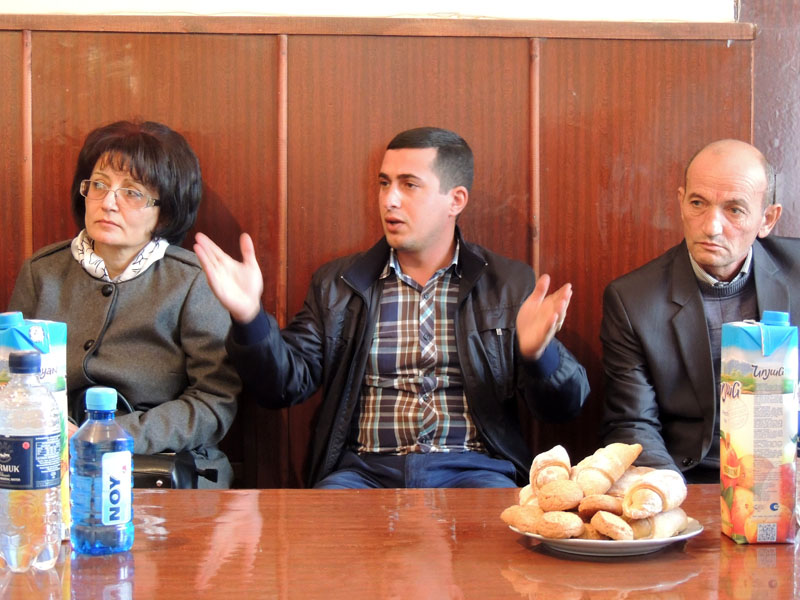 Участковый по делам несовершеннолетних Полиции НКР Масис Каграманян (в середине).