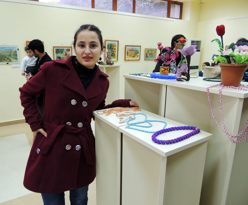 Диана рядом с изделиями, сделанными ею. Диана рядом с изделиями, сделанными ею.