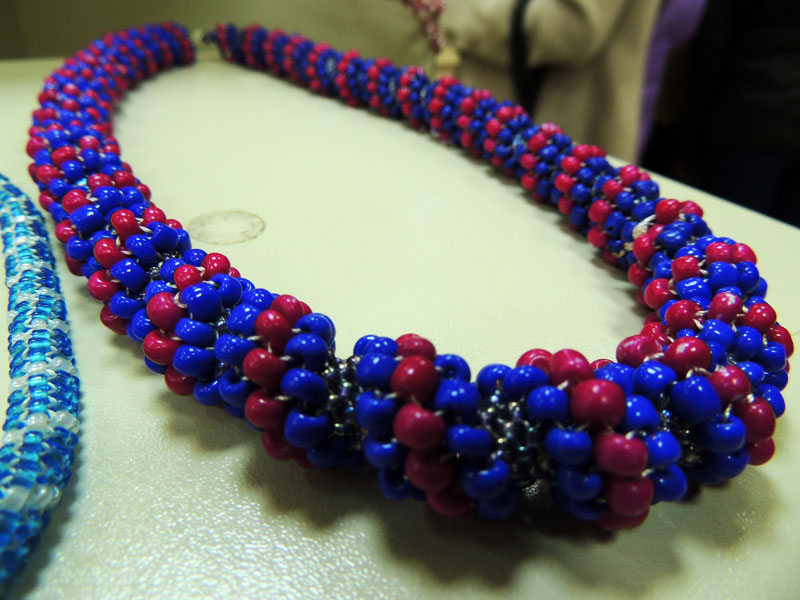 Диана по схеме из интернета собирает ткаие красивые колье из бус. Диана по схеме из интернета собирает ткаие красивые колье из бус.