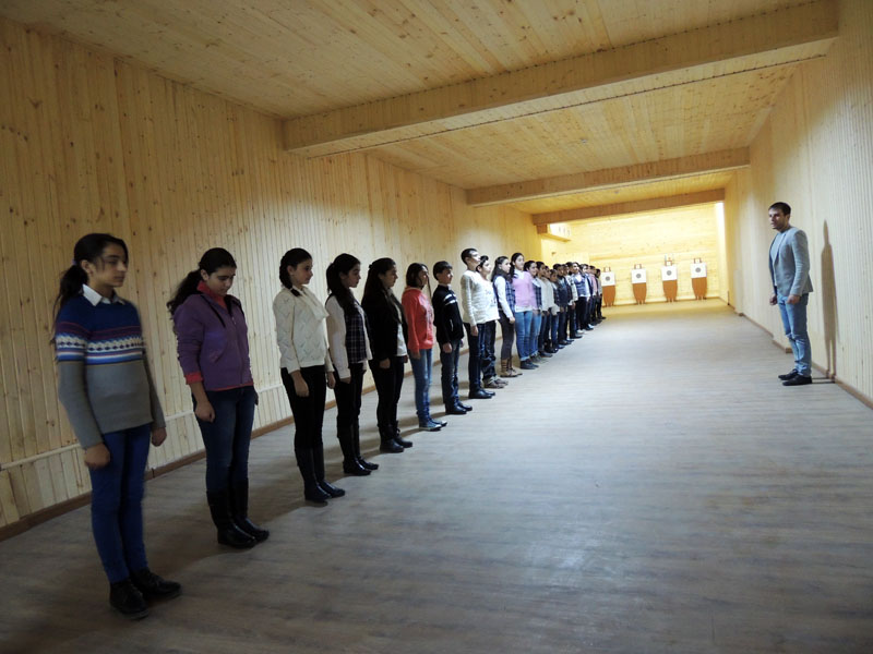 Военрук школы Араик Фирьян проводит урок по строевой подготовке с учениками 8 класса.