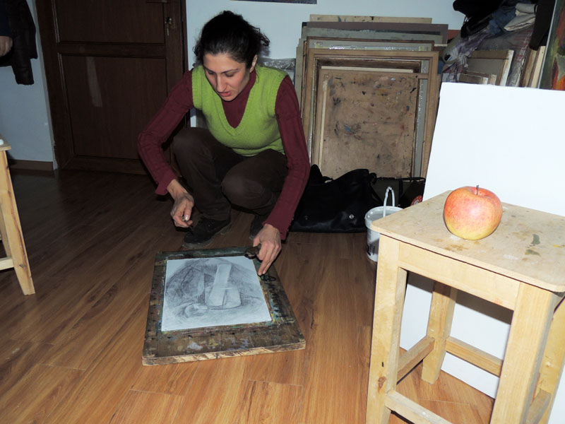 Гаяне ловко работает и с плоскогубцами... Гаяне ловко работает и с плоскогубцами...