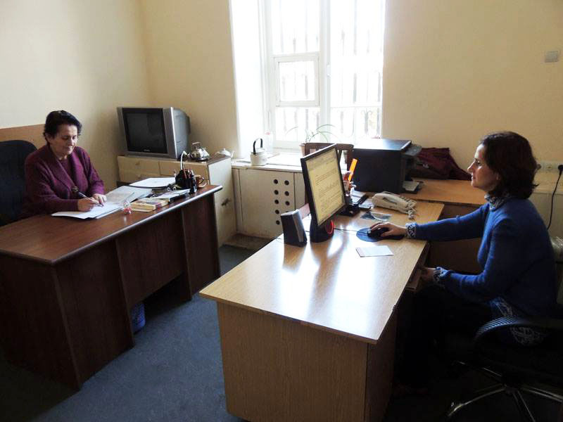 Слева на право: серкетарь ЦИК Рая Назарян и главный специалист Сирануш Айрапетян. Слева на право: серкетарь ЦИК Рая Назарян и главный специалист Сирануш Айрапетян.