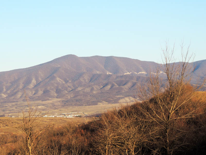 Дальние горы уже в снегу.