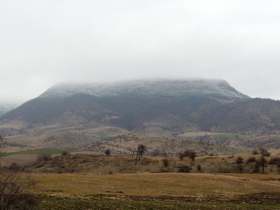 Верхняя часть горы в тумане. Верхняя часть горы в тумане.