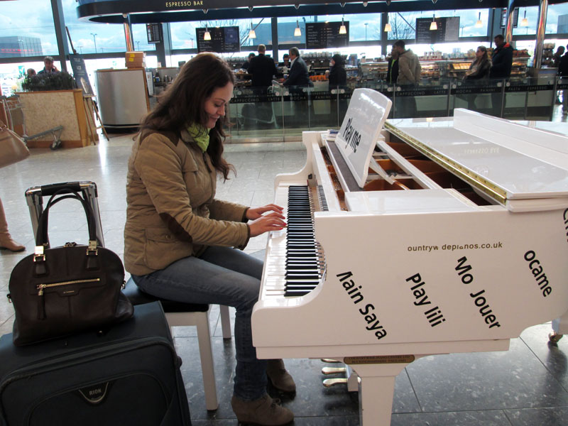 Девушка решила снять стресс таким образом. Хитроу.