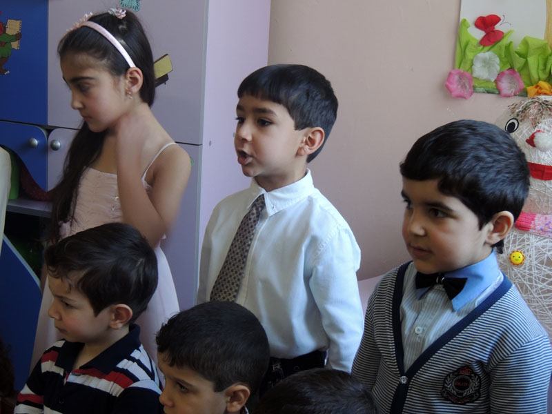 Сергей читает стихи посвящённые маме.