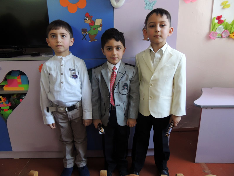 Три друга: Арман, Арсен и Гришик, слева на право.