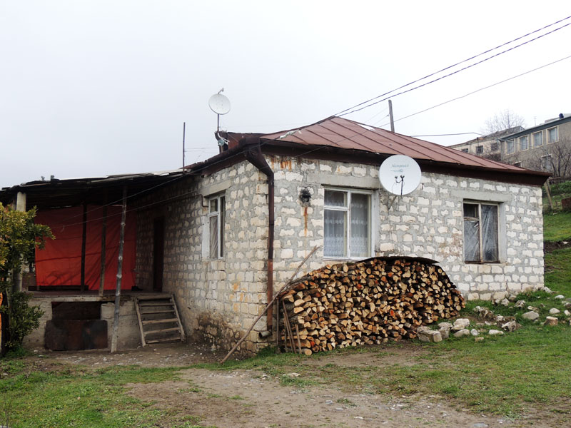 Дом Каро Осипяна. "Тарелки" ему подарили за сделанную частную работу.