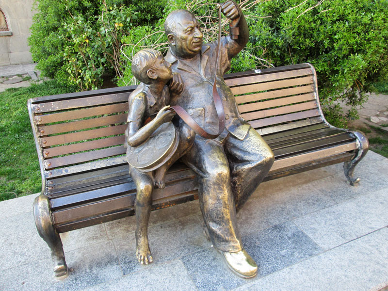 Памятник гениальному грузинскому артисту - Ипполите Хвичия. Установлен рядом с театром, где он работал.