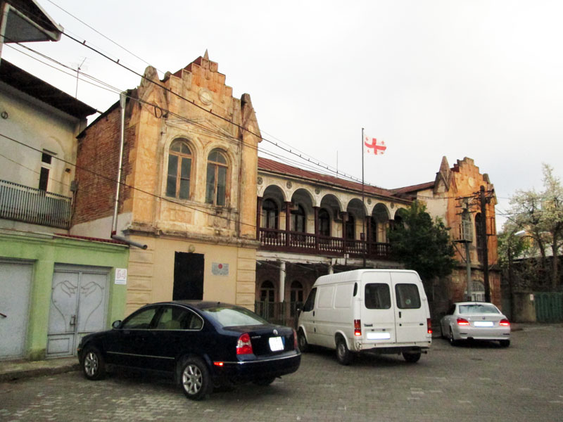 Старое дореволюционное здание (улица, на котором находится наша гостиница).