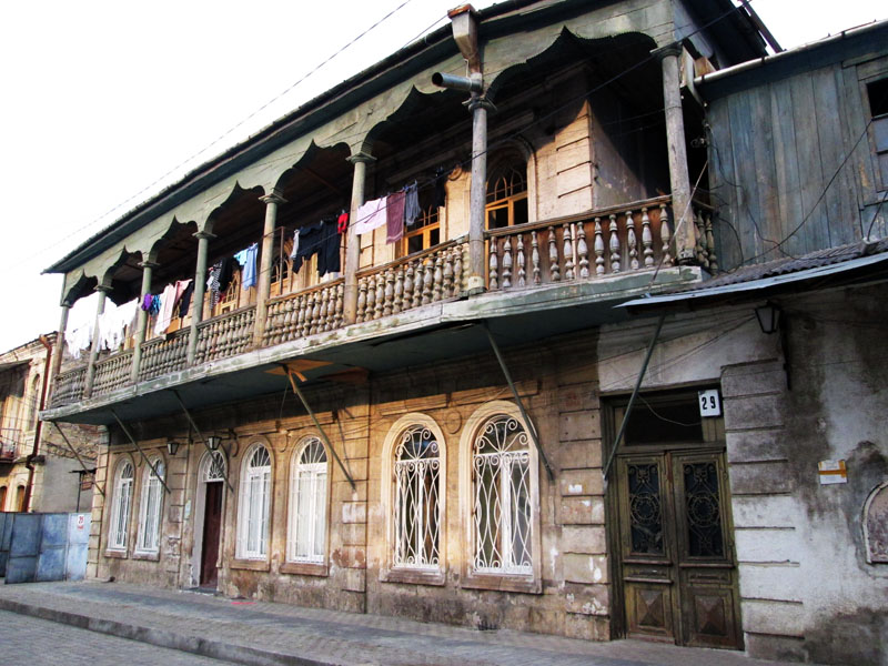 Старый колоритный дом (улица, на котором находится наша гостиница)..