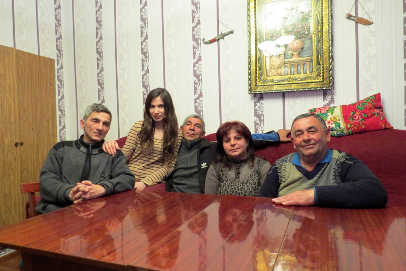 Дома у Лёвы и Марины. Слева на право Камо, Анжелика, дочка Марины, Каро, Марина и Лёва.