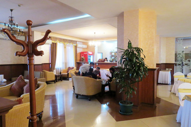 Эти ребята с города пришли выпить коньяк, кофе.