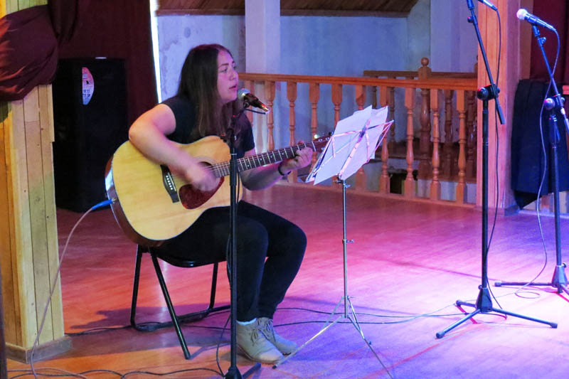 Таниа Агамян из Англии исполняет Set fire to the rain.