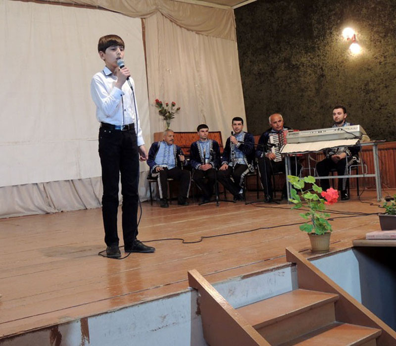 Араик Минасян читает стихи Теснель Ани у нор мернем.