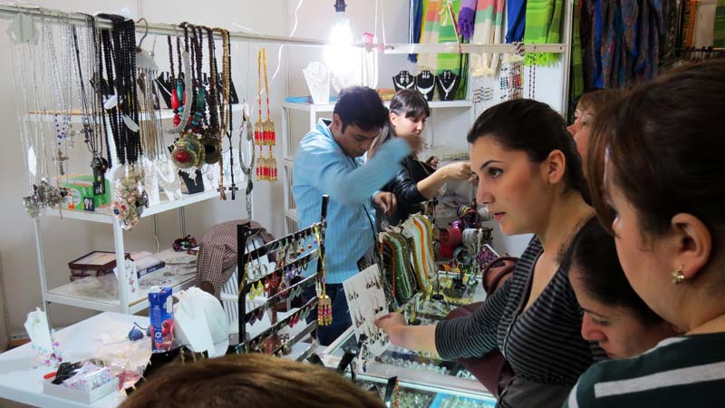 Ярмарка индийских товаров в Степанакерте. Ярмарка индийских товаров в Степанакерте.