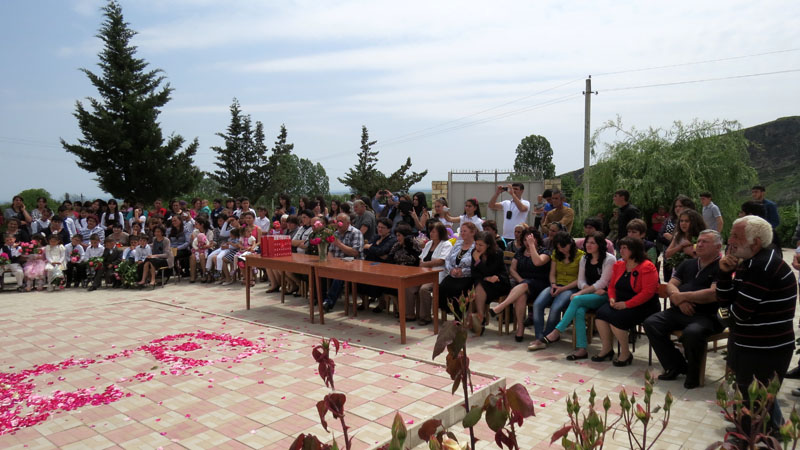 Родные выпускников, педагоги пришли на последний звонок...